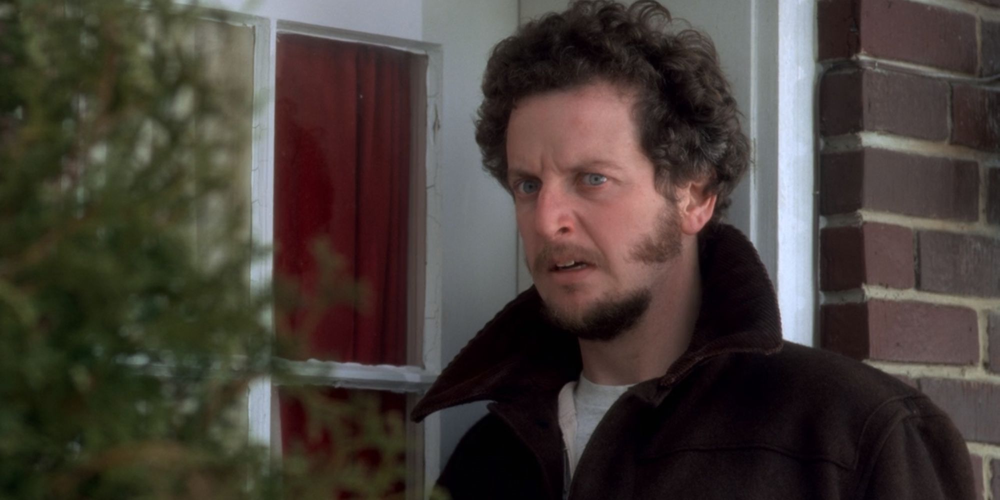 Marv parado na porta da cozinha da casa dos McCallister em Home Alone (1990)