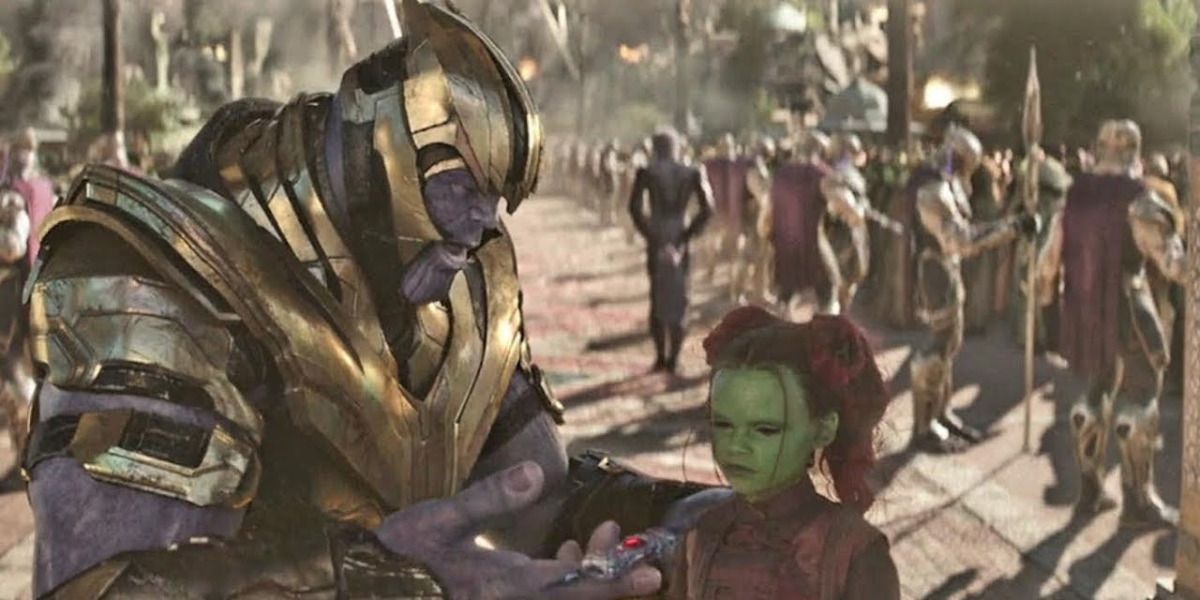 Uma imagem de Thanos com a jovem Gamora de Guerra Infinita é mostrada.