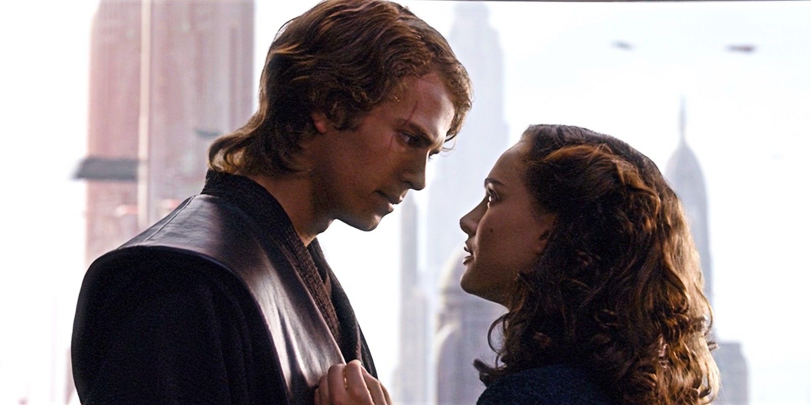Natalie Portman como Padmé y Hayden Christensen como Anakin Skywalker en La venganza de los Sith.