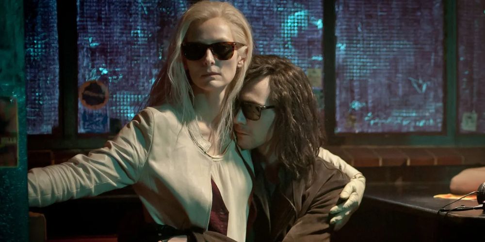 Eve e Adam se abraçam em uma lanchonete em Only Lovers Left Alive