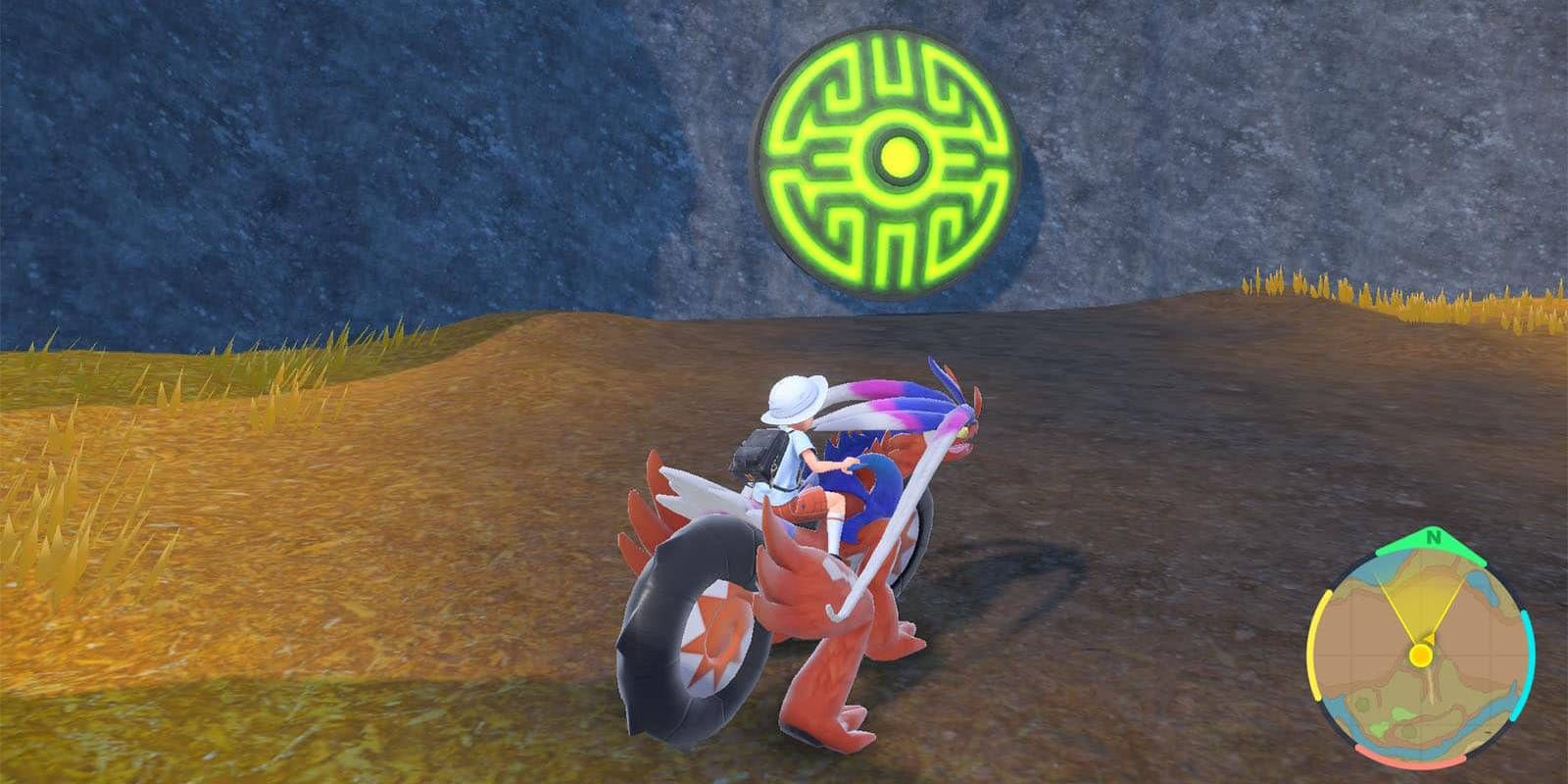 Uma captura de tela do Pokemon Scarlet mostrando o jogador montado nas costas de Koraidon, parado em frente a uma porta selada com um padrão verde brilhante no estilo Poké Ball.