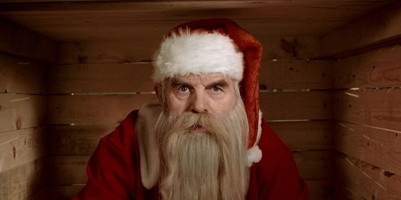 Papai Noel sentado em uma caixa de madeira em Rare Exports: A Christmas Tale. 