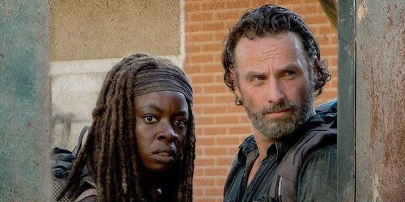Rick and Michonne hiding behind a wall in The Walking Dead