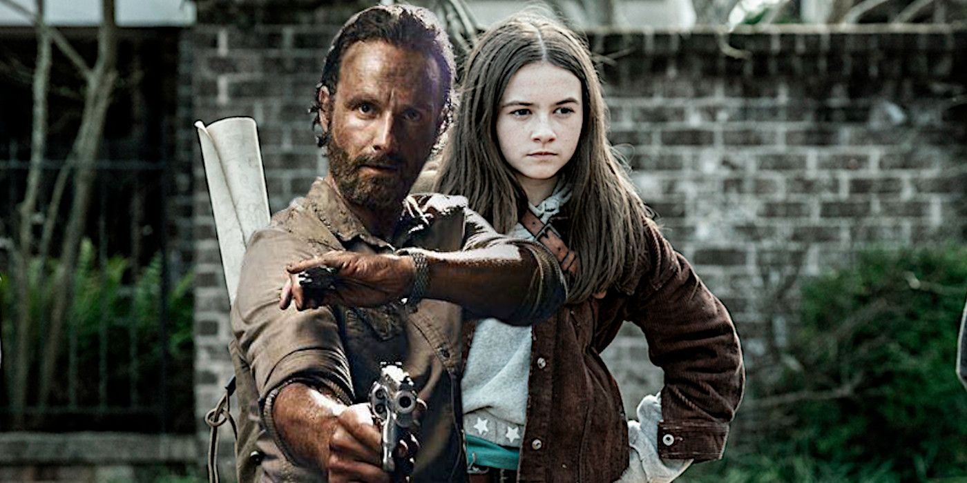 Rick Grimes apuntando con un arma en The Walking Dead, con Judith Grimes como telón de fondo y un poco irritada