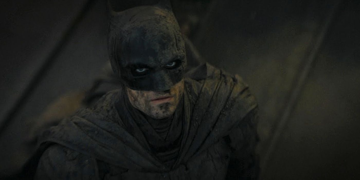 Robert Pattinson coberto de lama em The Batman.