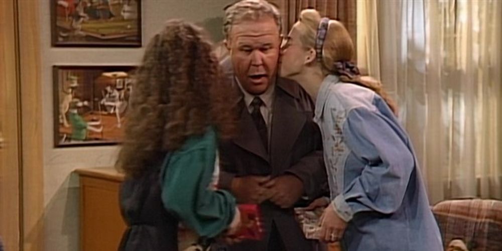 Darlene dan Becky mencium Eddy di Roseanne