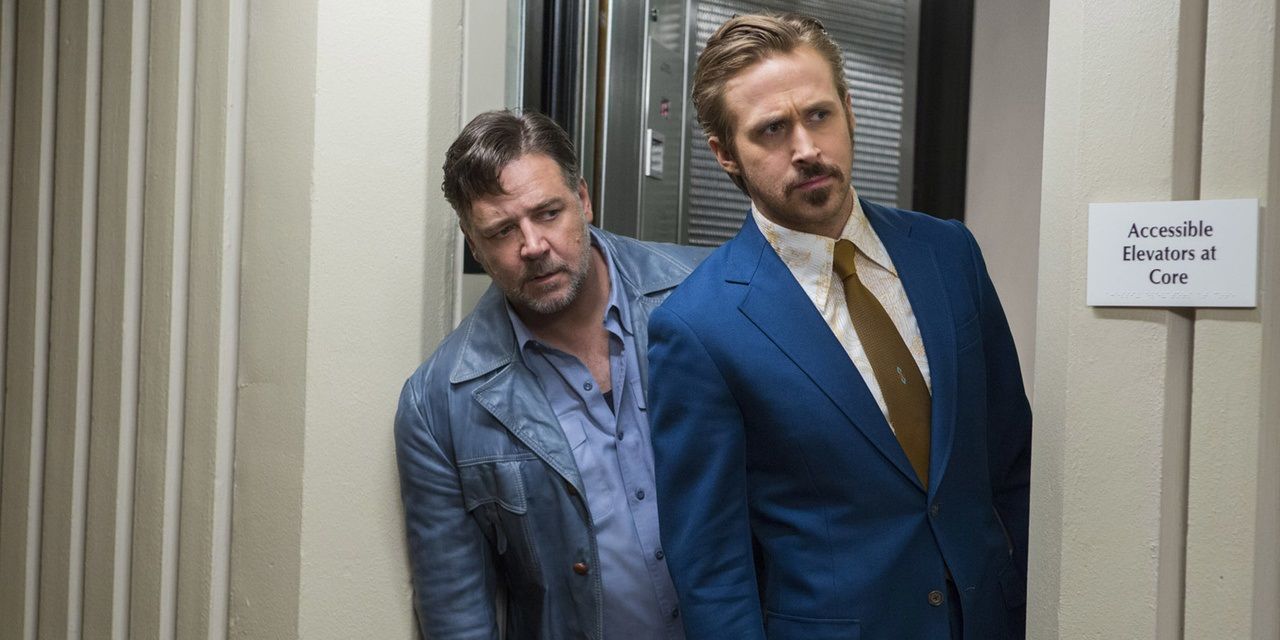 Ryan_Gosling_and_Russell_Crowe_in_a_hallway_in_The_Nice_Guys