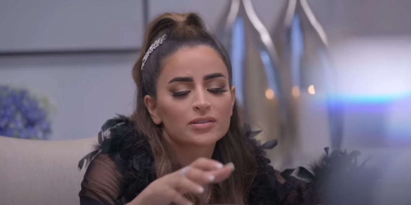 Safa Siddiqui de Dubai Bling regarde vers le bas avec la main levée