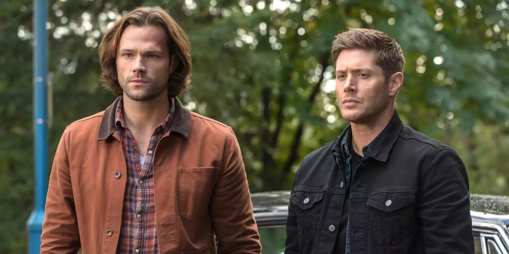 Sam e Dean ficam ao lado do carro em Supernatural