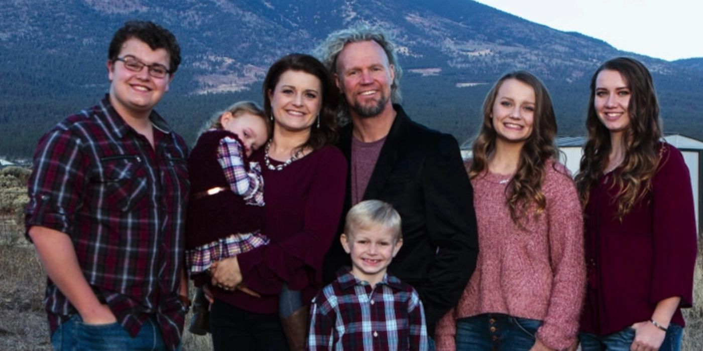 Sister Wives Robyn Brown Family posing together in front of mountains