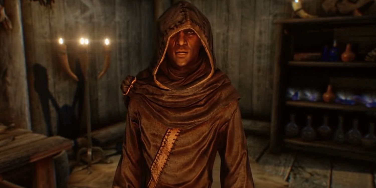 Falion, een magiër gevonden in de Skyrim-stad Morthal, draagt ​​een cape met capuchon.