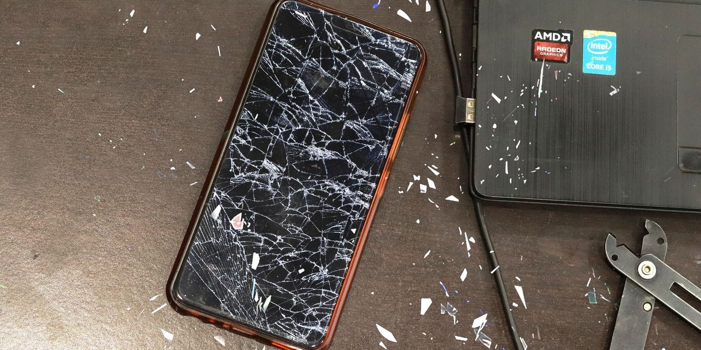 Smartphone com tela quebrada