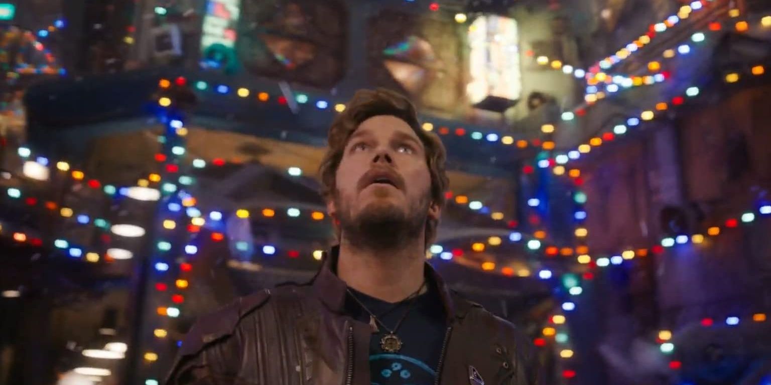Star-Lord olha para as luzes de Natal em The Guardians Of The Galaxy Holiday Special Cropped