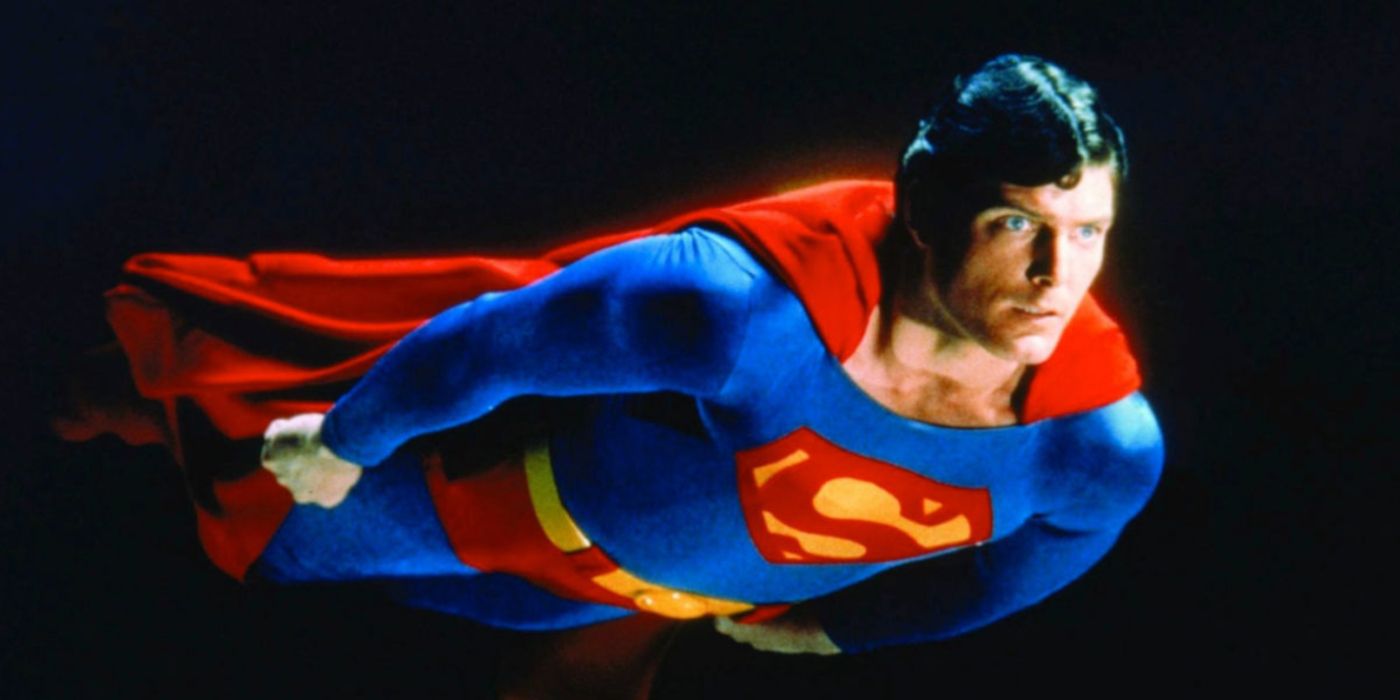 Reeve como Superman voando sobre um fundo preto na promoção do filme.