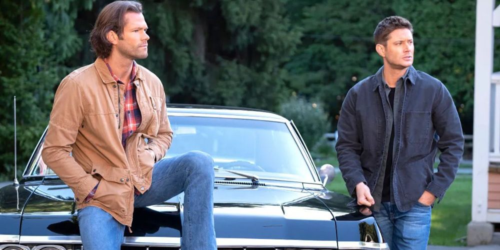 Sam e Dean posam no carro em Supernatural