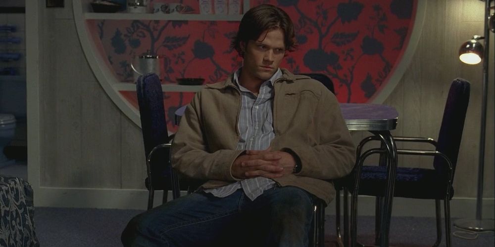Sam senta e parece triste em Supernatural