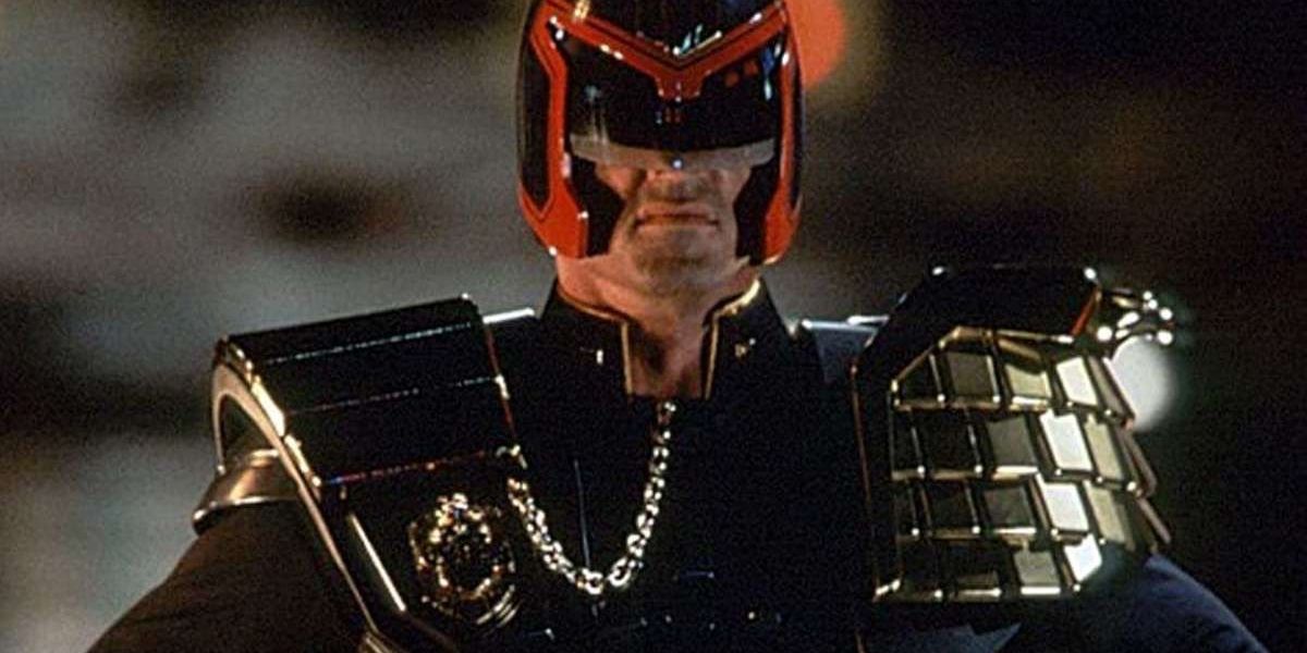 Sylvester_Stallone_in_the_Judge_Dredd_armor