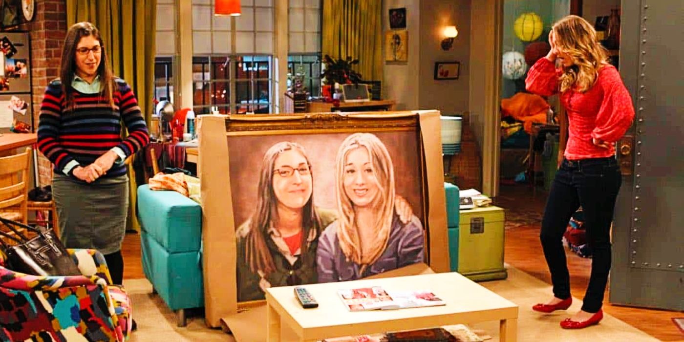 Amy e Penny olhando para uma pintura gigante das duas em The Big Bang Theory