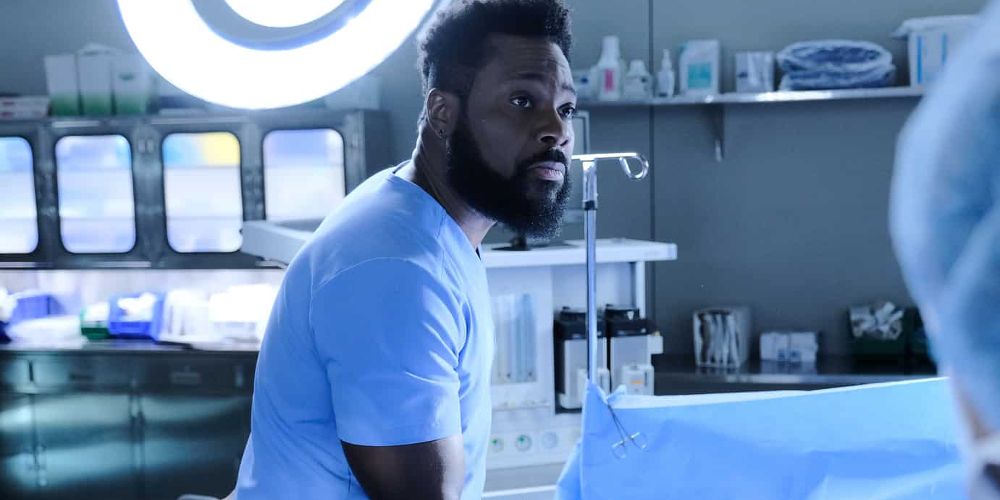 AJ stands in profile in the O.R. in The Resident