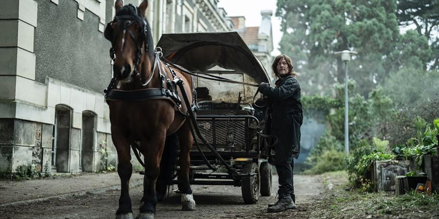 Daryl avec un cheval et une calèche en France dans une première scène de la série dérivée Daryl Dixon.