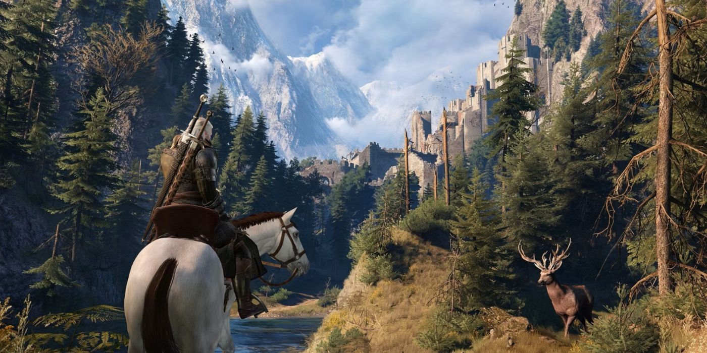 Geralt cavalgando Roach pela floresta com um cervo e Kaer Morhen ao fundo.