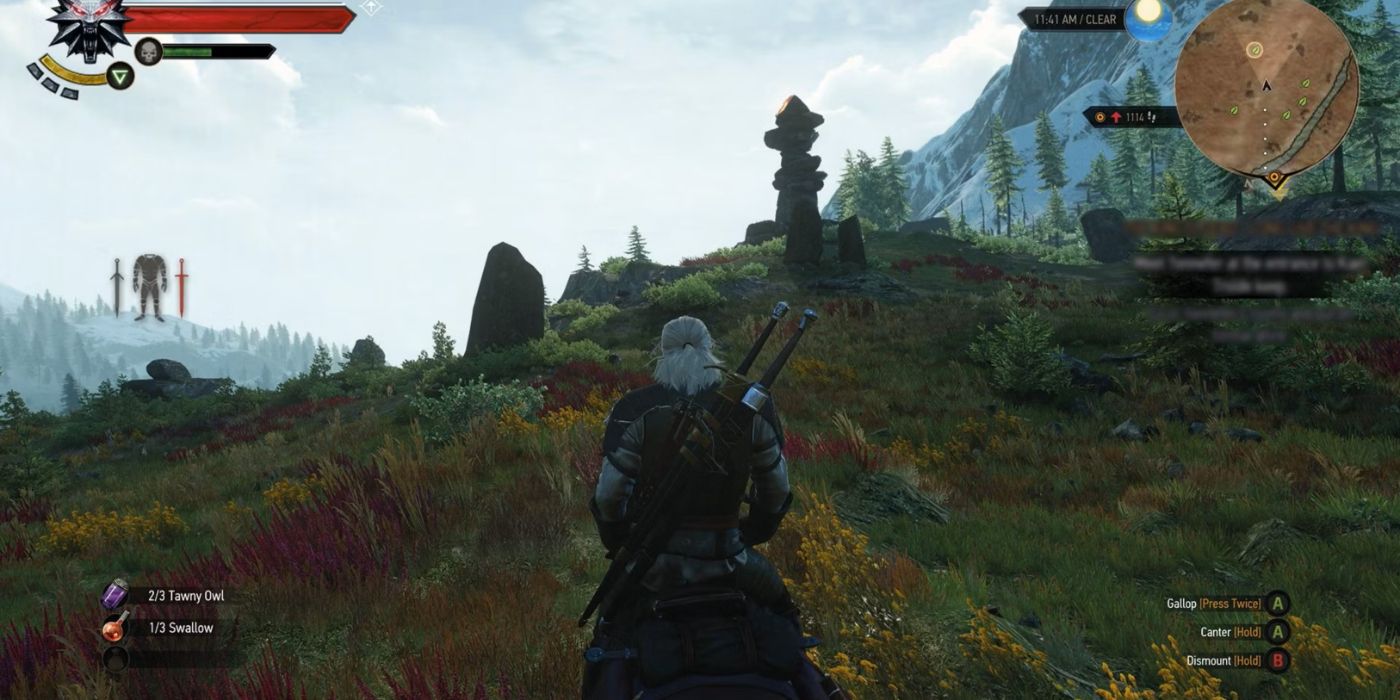 Geralt montado em Roach em The Witcher 3 com o HUD na tela.