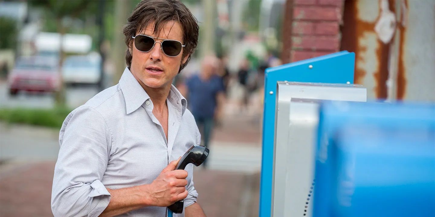 Barry (Tom Cruise) on the phone in American Made