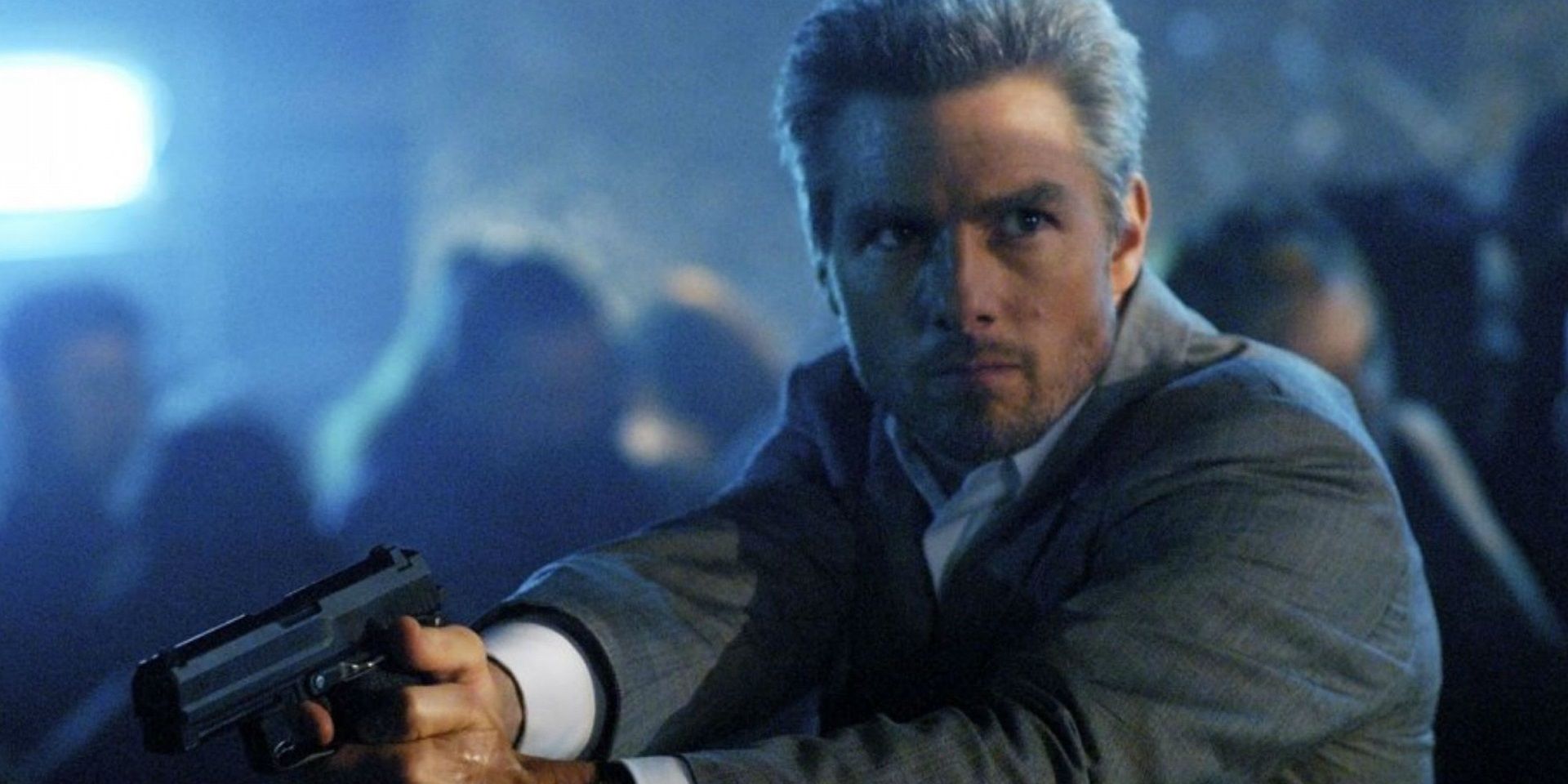 Tom Cruise como Vincent apuntando con una pistola en Collateral