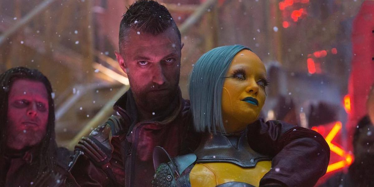 Uma imagem de Kraglin e um Love Bot no planeta Contraxia é mostrada.