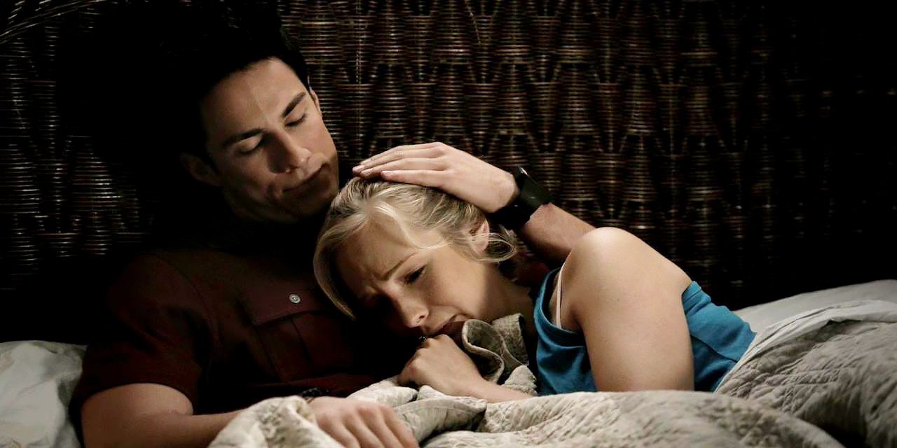 Tyler confortando Caroline em The Vampire Diaries