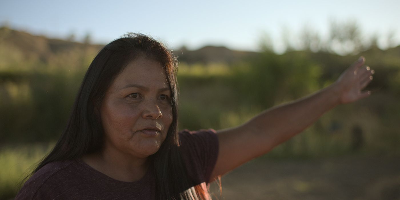 Uma mulher Navajo apontando em uma cena de Unsolved Mysteries.