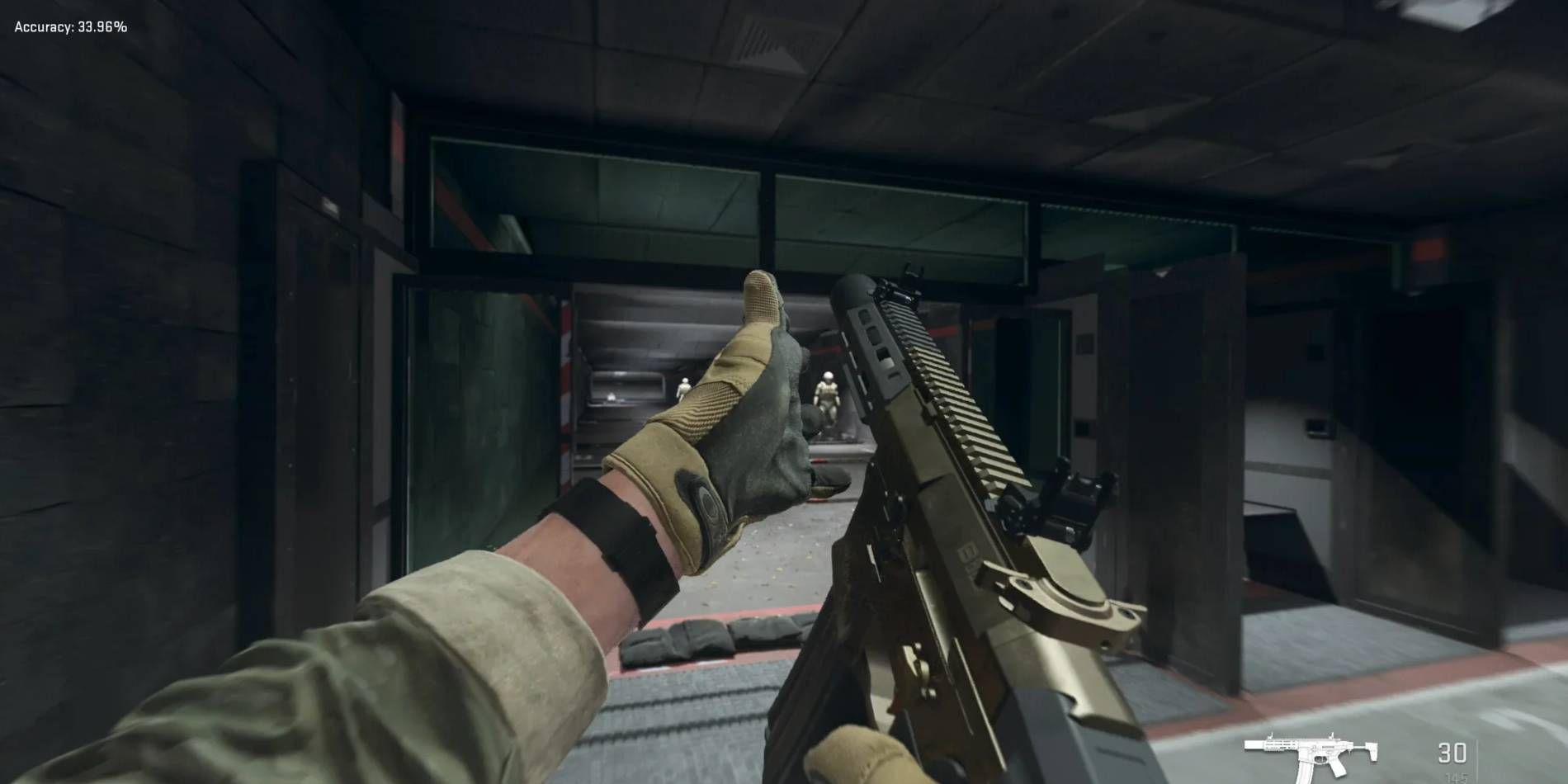 Call of Duty Warzone 2 Chimera Weapon sendo manuseado no campo de tiro para testar a precisão da perspectiva do jogador Captura de tela 
