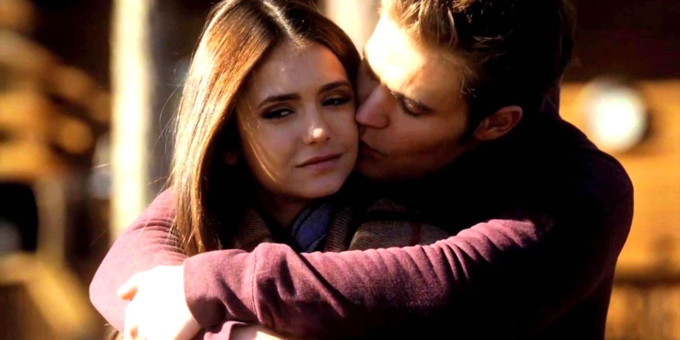 Stefan abraçando Elena em The Vampire Diaries