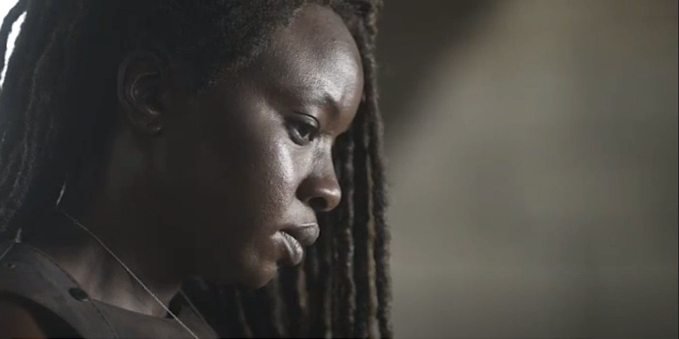 Danai Gurira como Michonne no final da 11ª temporada de The Walking Dead parecendo sombria em close