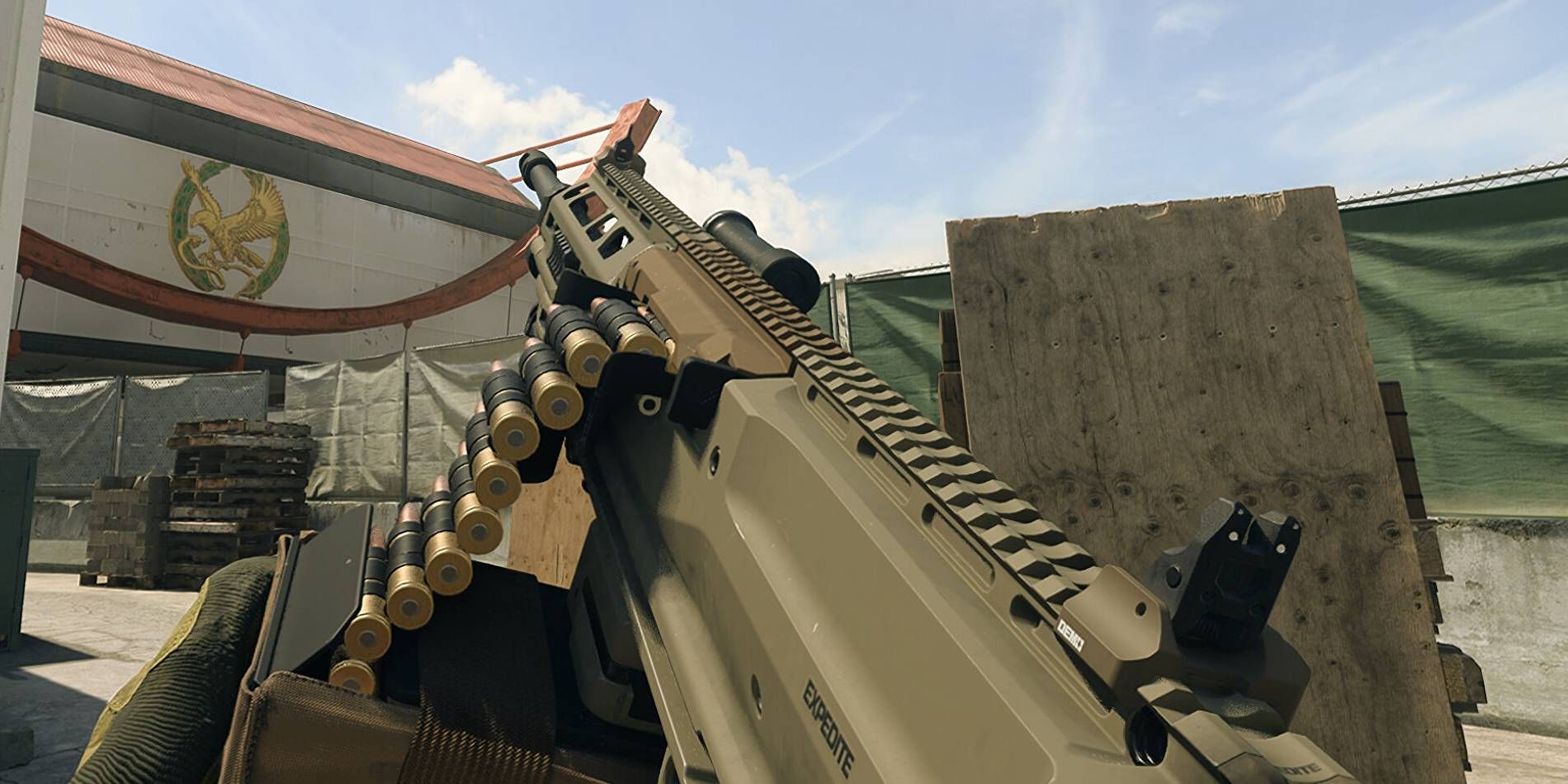 Call of Duty: Warzone 2.0 RAAL MG Heavy Light Machine Gun Arma Perspectiva Captura de tela do jogador com munição de cinto