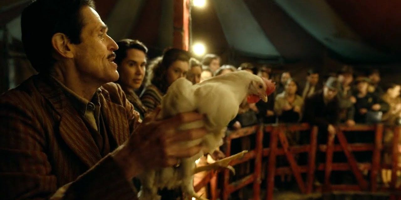 Willem_Dafoe_with_a_chicken_in_Nightmare_Alley
