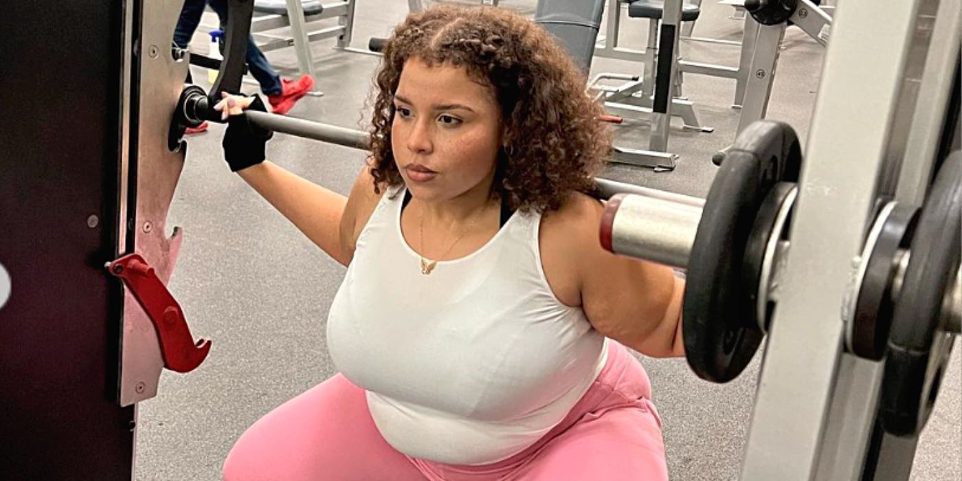 The Family Chantel star Winter Everett lifts weights while wearing white tank top and pink leggings