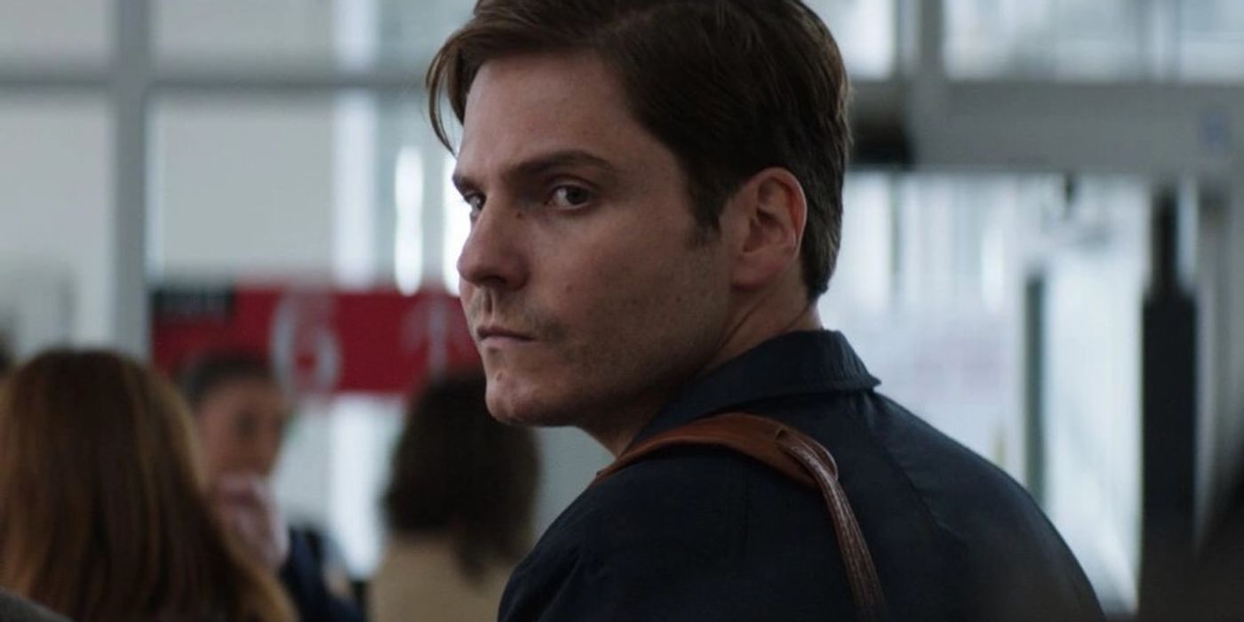 Zemo em um aeroporto em Capitão América Guerra Civil