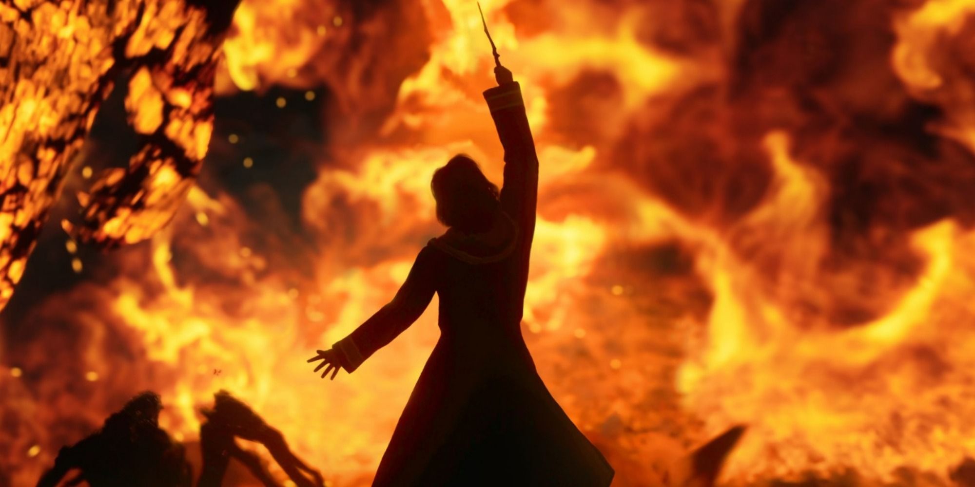 Um NPC do Legado de Hogwarts fica em silhueta de costas para a câmera, a varinha erguida enquanto o fogo explode ao seu redor.