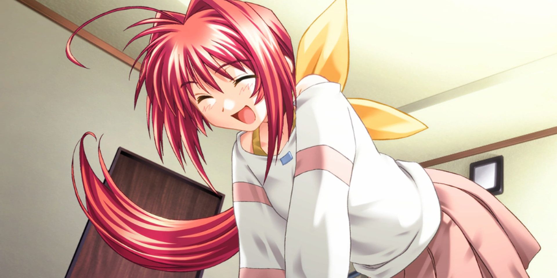 Um personagem ri no romance visual Muv-Luv