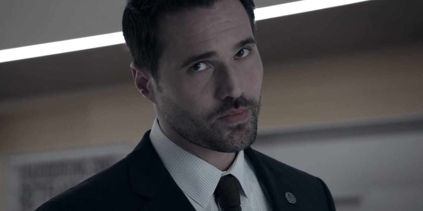 Grant Ward em um terno em Agents of Shield