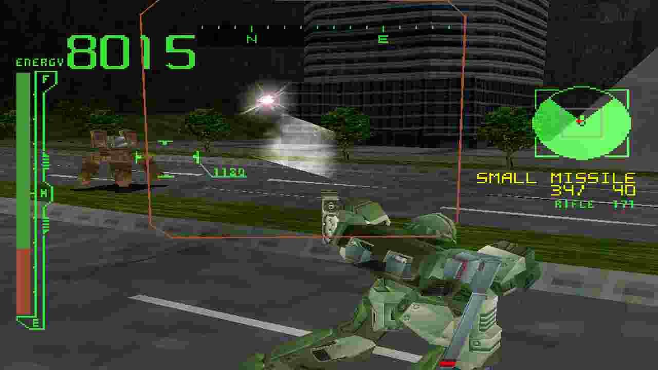 Um mech verde controlado pelos jogadores é visto lutando contra outros mechs em uma rua próxima a um grande prédio com o HUD do jogo e a mira ocupando a tela.