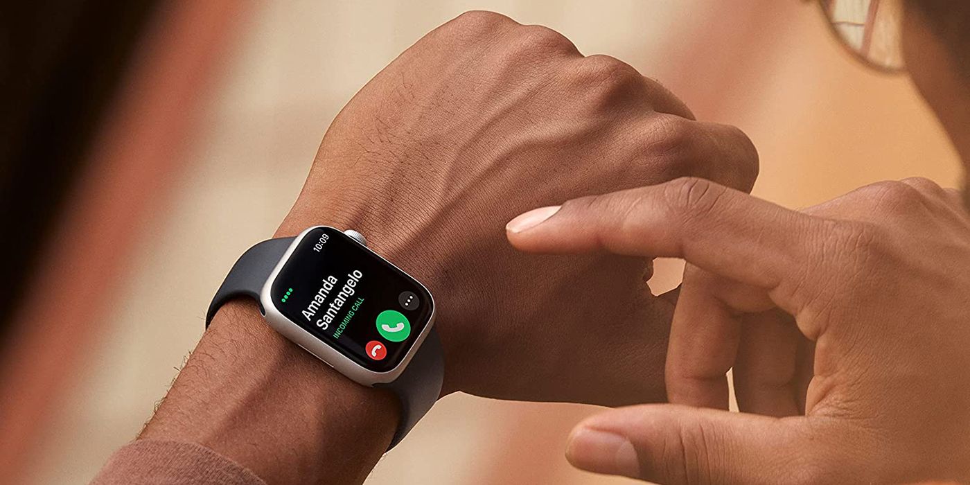 apple watch series 8 receiving a phone call