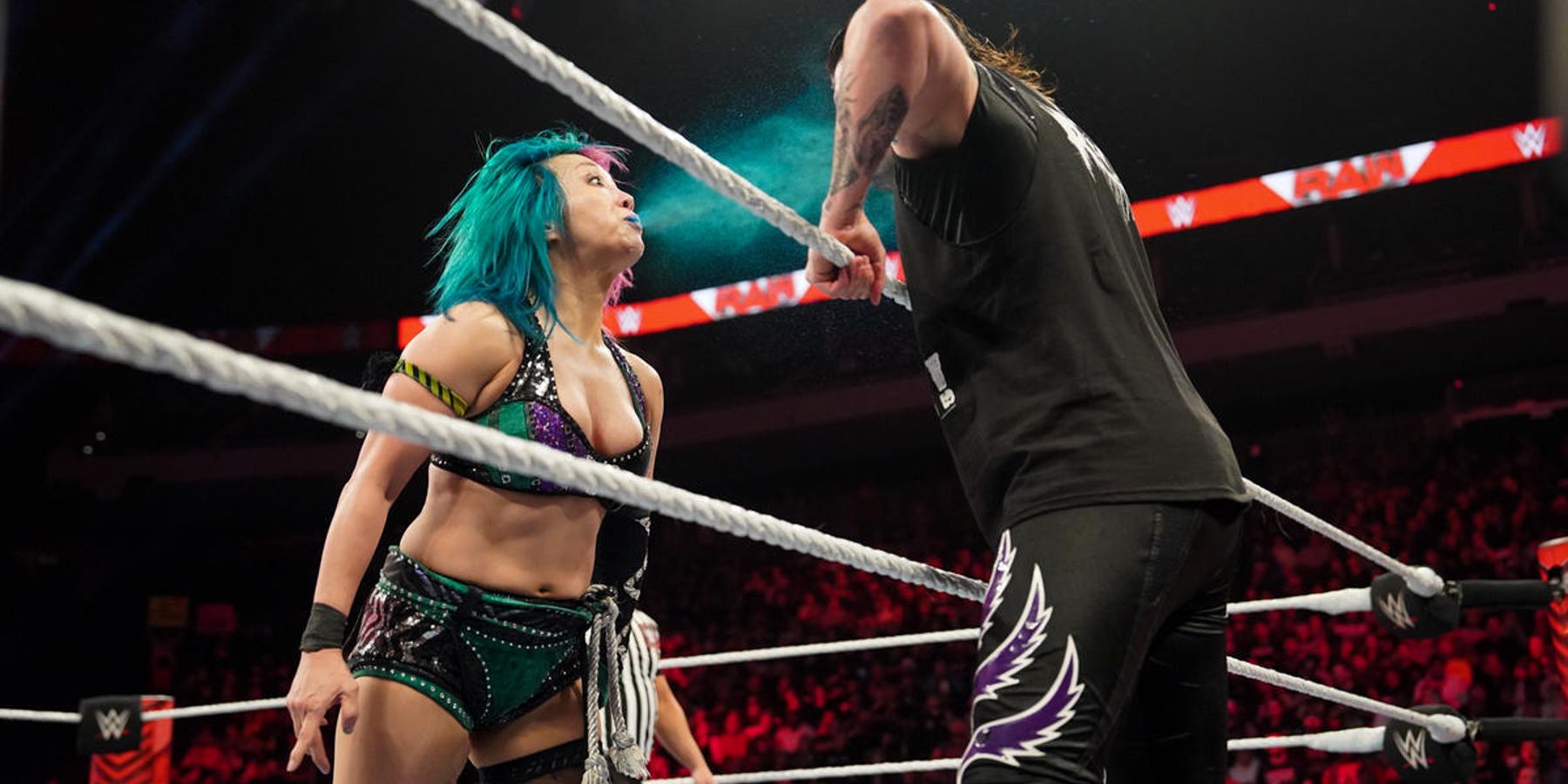 Asuka fait exploser Dominik Mysterio dans les yeux avec la redoutable brume verte lors d'un épisode de WWE Monday Night Raw en décembre 2022.