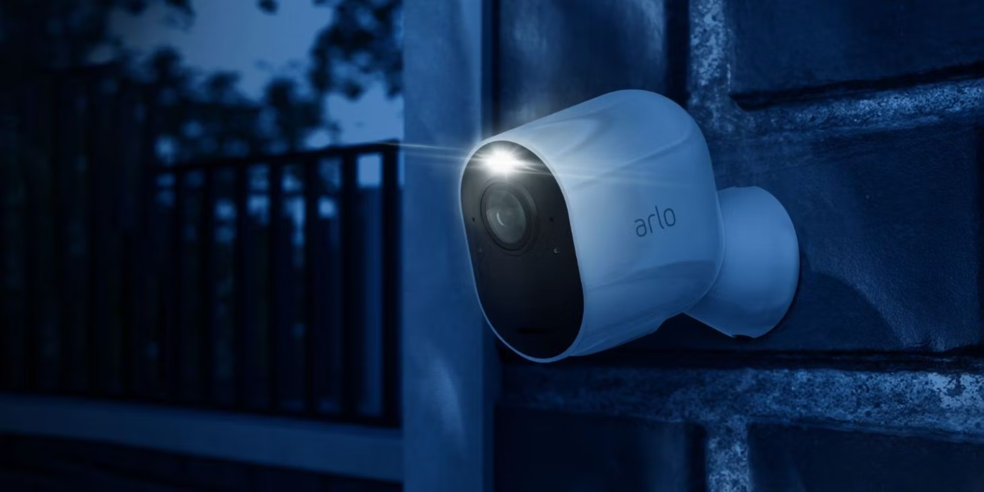 Câmera de segurança Arlo montada do lado de fora de uma casa à noite