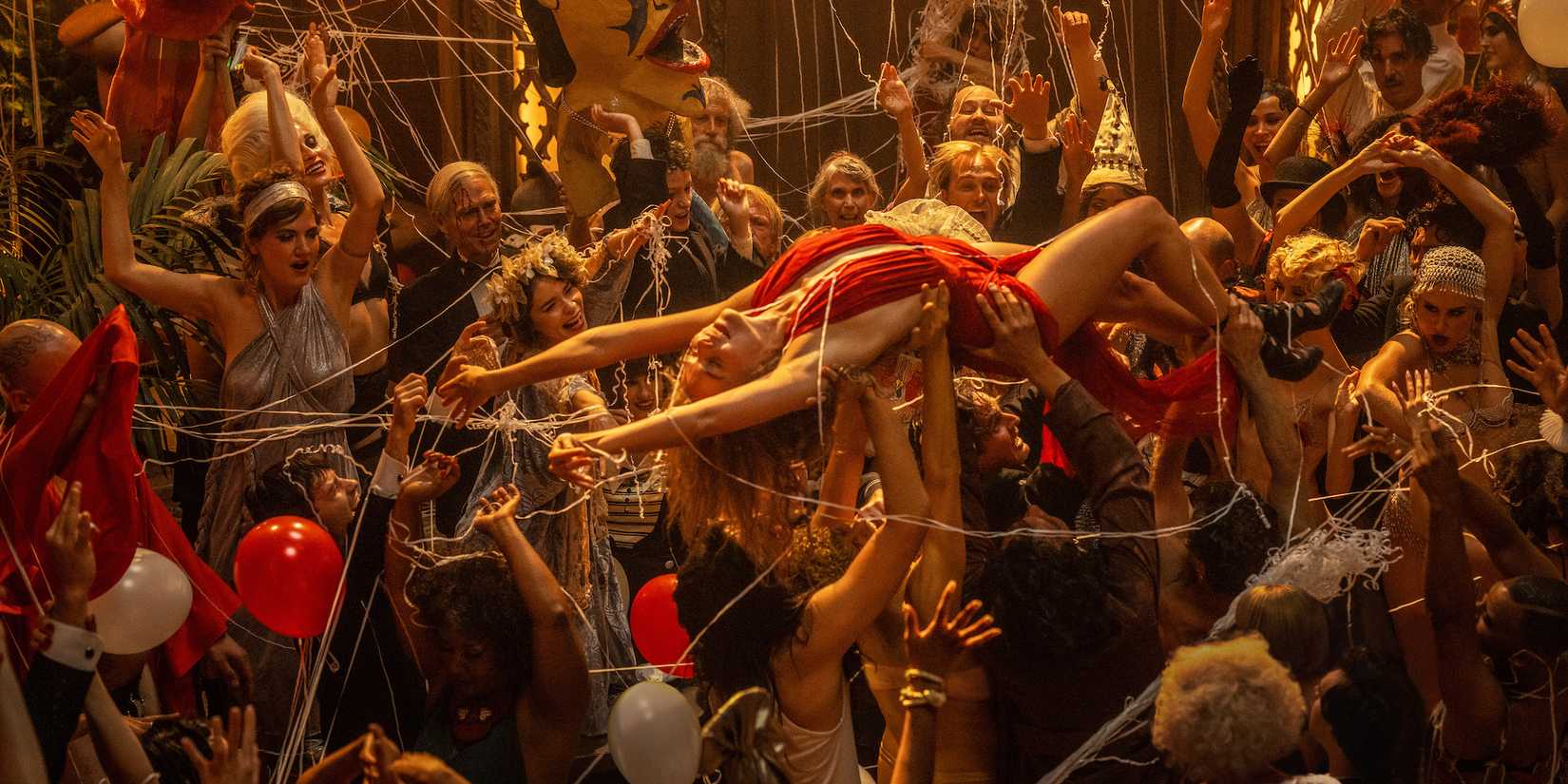 Nellie LaRoy (Margot Robbie) crowd surfing in the opening party of Babylon.