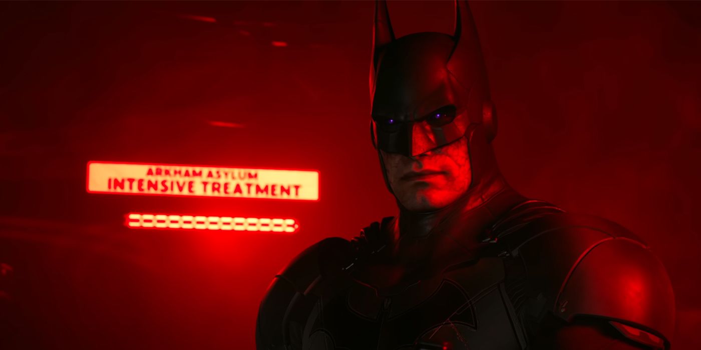 Batman olha para a câmera banhada em luz vermelha com uma placa do Arkham Asylum atrás dele 