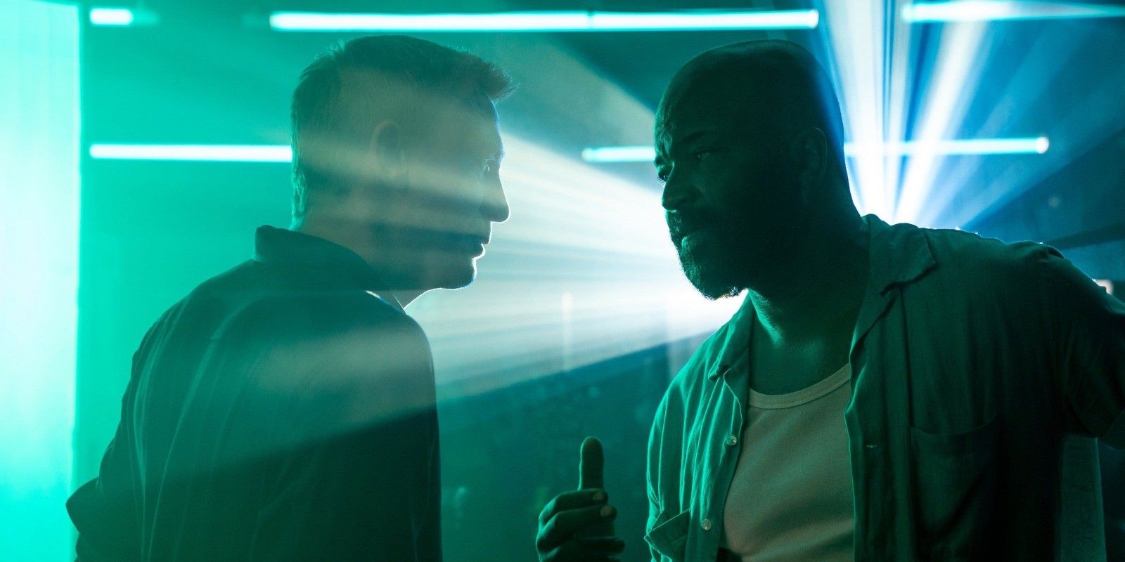 Bond e Felix falam na frente de uma luz brilhante.