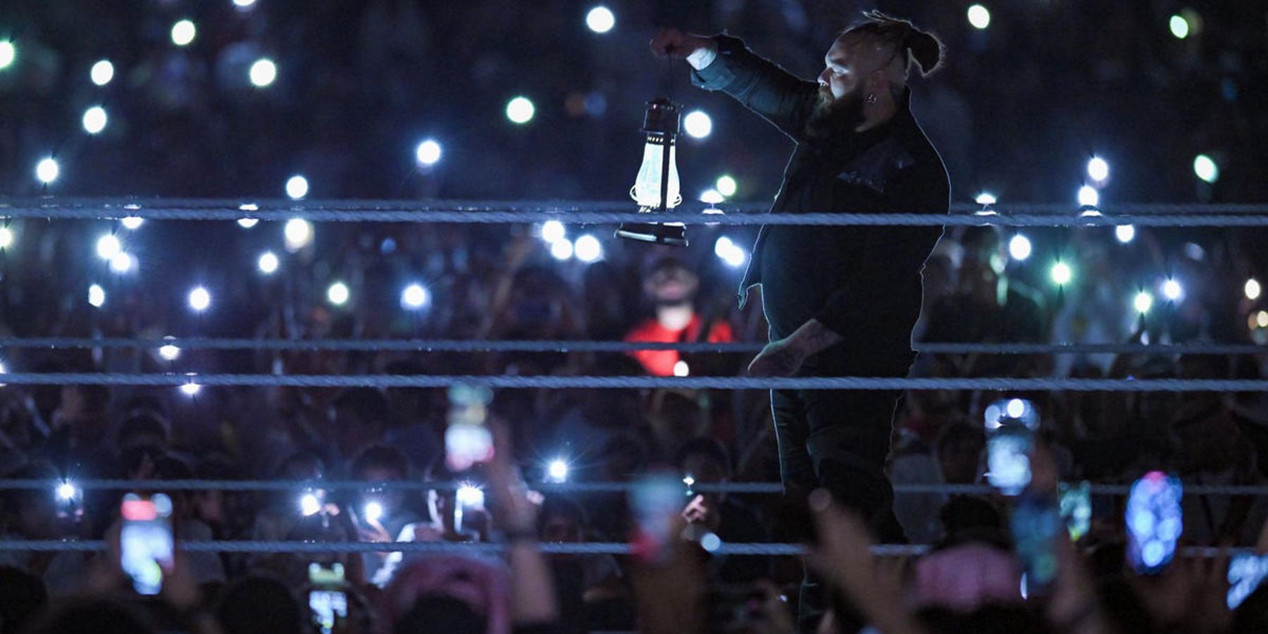 Bray Wyatt fait son incroyable entrée à la WWE Crown Jewel en 2022.