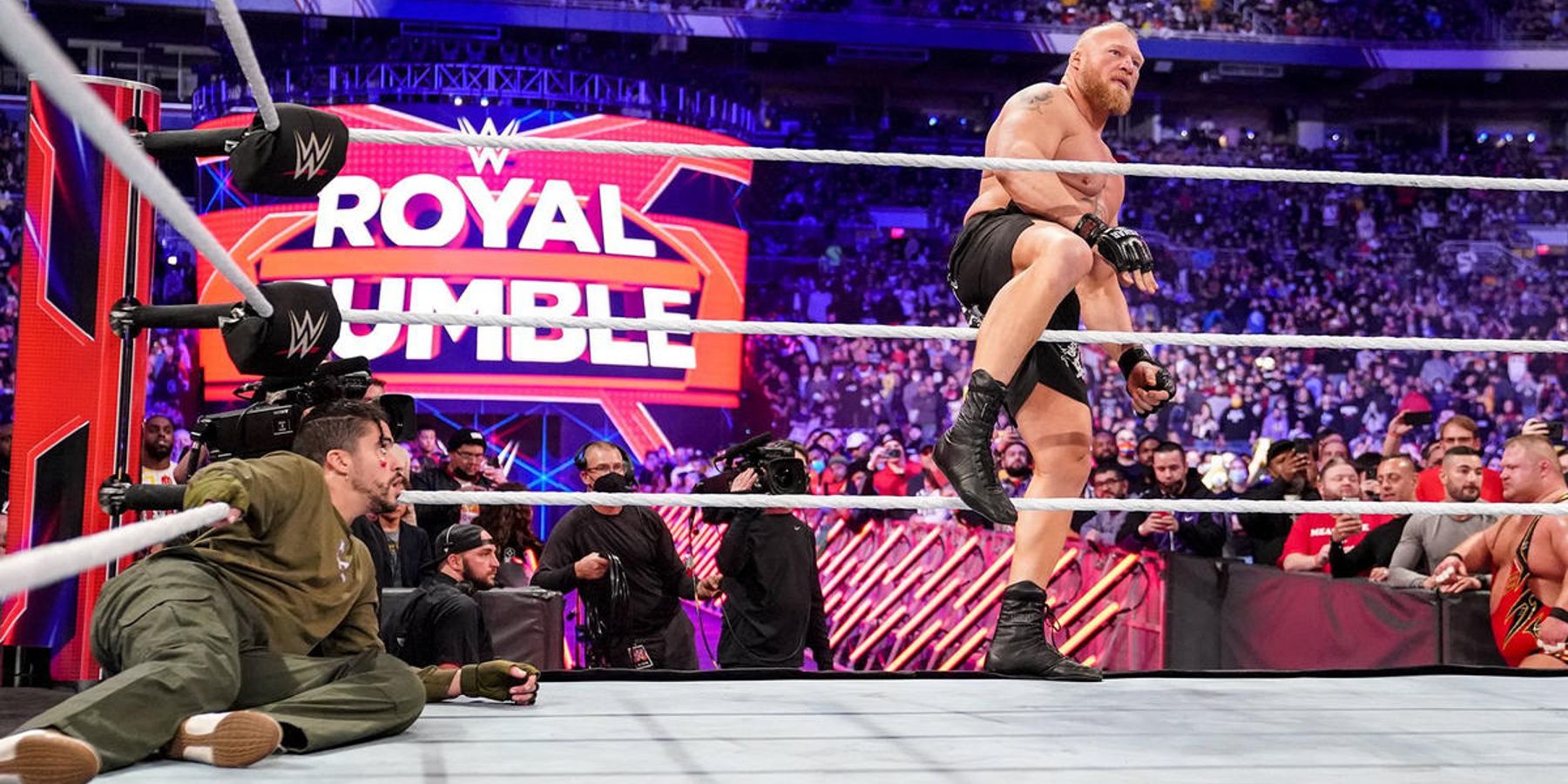 Brock Lesnar faz sua aparição surpresa no show Royal Rumble da WWE em 2022.